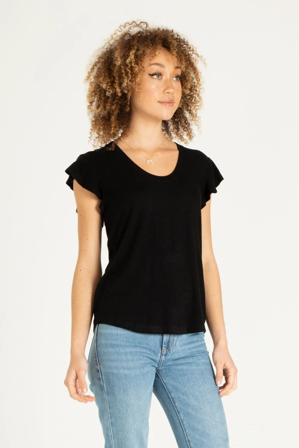 SCOOP NECK FLUTTER SLEEVE TOP | BLACK